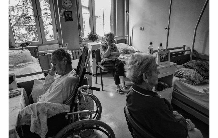 fot. Katarzyna Piechowicz Zdjęcia powstały w jednym ze śląskich domów dla seniorów, gdzie rzeczywistość osób starszych jest trudna i niezbyt radosna, gdzie ludzie u kresu życia są zostawieni, razem ze swoją samotnością.
