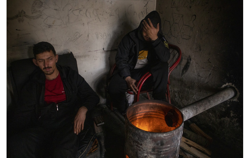 fot. Alessio Paduano, Migranci rozgrzewają się przy ognisku w opuszczonej fabryce w Bihacu w Bośni i Hercegowinie, 22 stycznia, 2021 r.