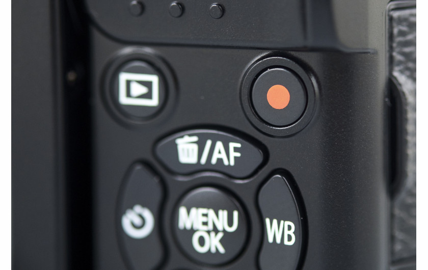 Fujifilm X-A2 - dedykowany przycisk filmowania