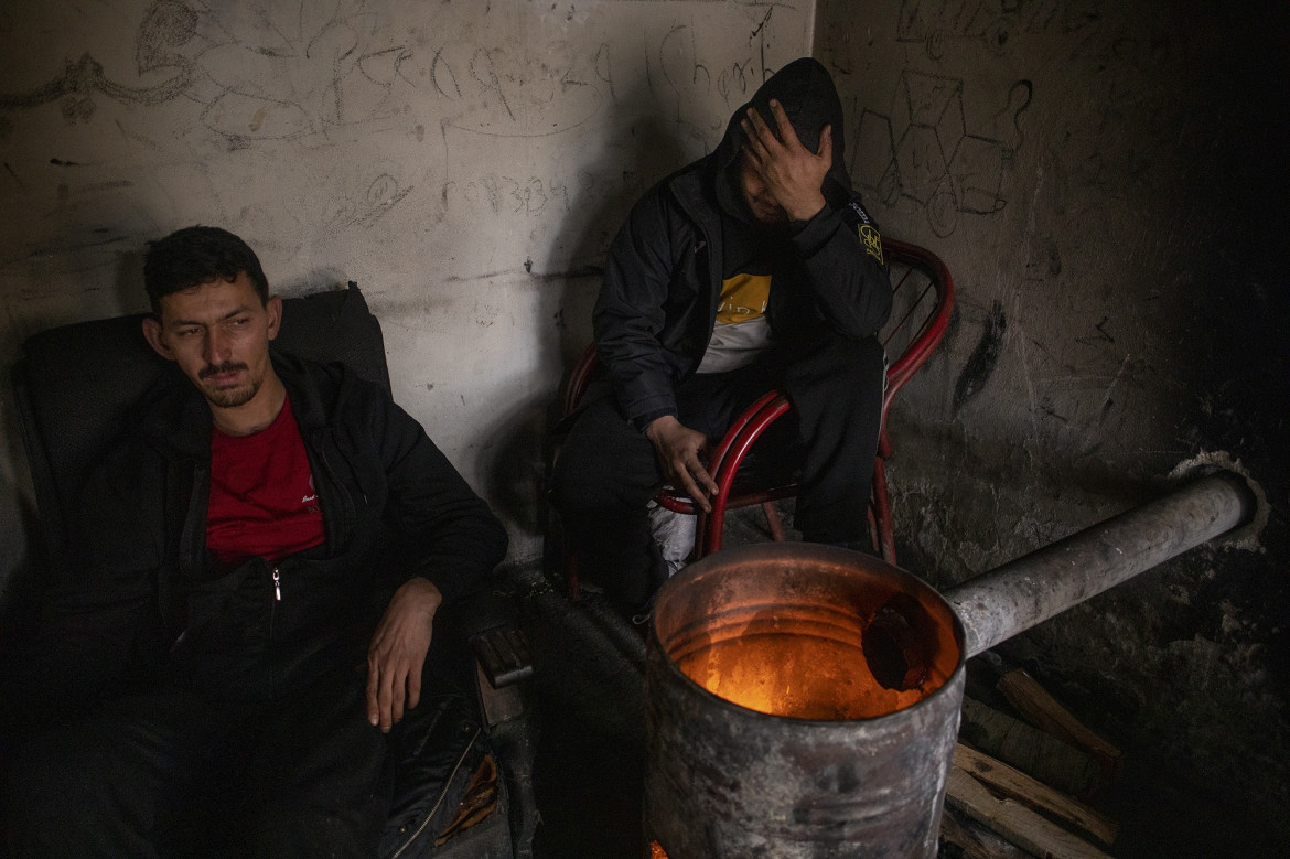 fot. Alessio Paduano, Migranci rozgrzewają się przy ognisku w opuszczonej fabryce w Bihacu w Bośni i Hercegowinie, 22 stycznia, 2021 r.