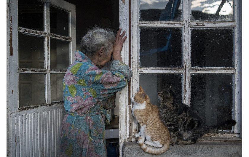 fot. Valery Melnikov, Rosja, z cyklu Paradise Lost / World Press Photo 2021
Spór między Azerbejdżanem a Armenią o region Górnego Karabachu wznowił się we wrześniu po 30-letniej przerwie. Kiedy Związek Radziecki rozpadał się pod koniec lat 80., etniczni Ormianie z Górnego Karabachu (części Azerbejdżanu) skorzystali z próżni władzy i głosowali za przyłączeniem się do Armenii. Walki nasiliły się po ostatecznym rozpadzie Związku Radzieckiego w 1991 roku i trwały aż do zawieszenia broni w 1994 roku. Ponad 20 000 ludzi zginęło, a milion ludzi musiało opuścić swoje domy. Zwycięscy Ormianie ogłosili niepodległość, wypędzając na wygnanie około 800 000 Azerbejdżanów.W ciągu ostatnich 30 lat niewiele zrobiono, aby rozwiązać problem statusu Górskiego Karabachu, a między obiema stronami dochodziło do okresowych starć. Starcie graniczne w lipcu 2020 r. wywołało masowe protesty w stolicy Azerbejdżanu, Baku, gdzie tysiące demonstrantów wzywało do rozpoczęcia wojny z Armenią.Wznowione działania wojenne, za rozpoczęcie których obie strony obwiniają siebie nawzajem, rozpoczęły się 27 września podczas tak zwanej drugiej wojny o Górski Karabach. Konflikt trwał do 9 listopada. W ramach rozejmu, w którym pośredniczyła Rosja, Azerbejdżan odzyskał terytorium utracone w latach 90., ale stolica regionu, Stepanakert, pozostała pod kontrolą Armenii. Chociaż walka się skończyła, pojednanie będzie trudne zarówno dla Ormian, którzy czują, że stracili ojczyznę, jak i dla Azerów, powracających do zniszczonego przez wojnę regionu.