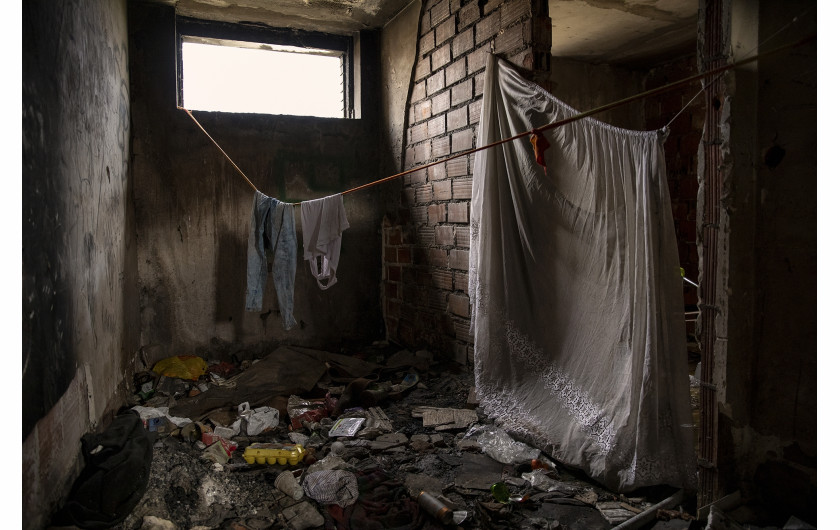 fot. Alessio Paduano, Ubrania wiszące do wyschnięcia w opuszczonym budynku w Bihacu w Bośni i Hercegowinie, 22 stycznia, 2021 r.
