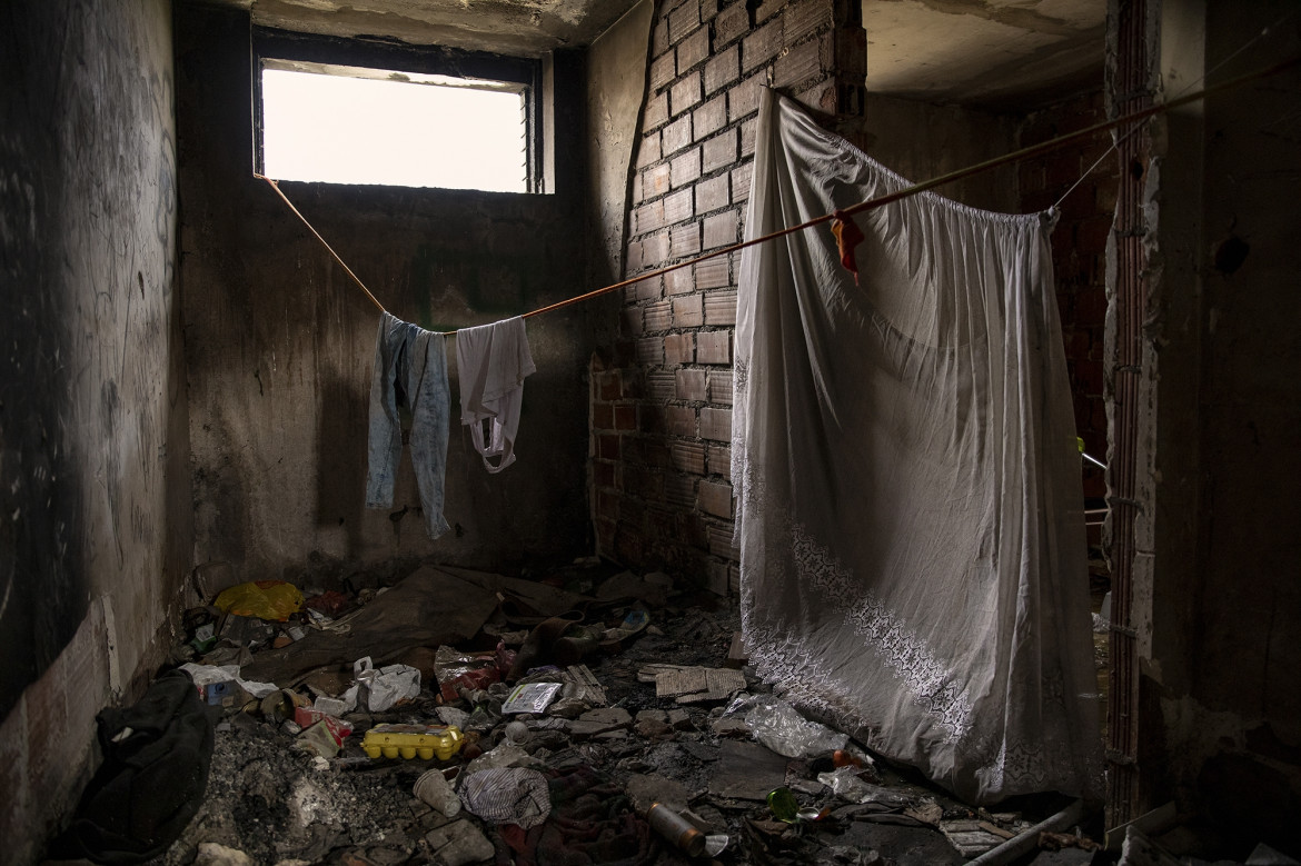 fot. Alessio Paduano, Ubrania wiszące do wyschnięcia w opuszczonym budynku w Bihacu w Bośni i Hercegowinie, 22 stycznia, 2021 r.
