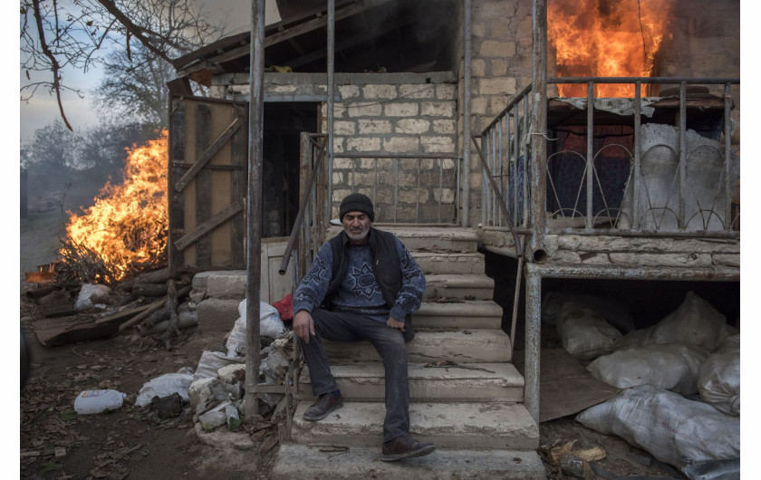 fot. Valery Melnikov, Rosja, z cyklu Paradise Lost / World Press Photo 2021
Spór między Azerbejdżanem a Armenią o region Górnego Karabachu wznowił się we wrześniu po 30-letniej przerwie. Kiedy Związek Radziecki rozpadał się pod koniec lat 80., etniczni Ormianie z Górnego Karabachu (części Azerbejdżanu) skorzystali z próżni władzy i głosowali za przyłączeniem się do Armenii. Walki nasiliły się po ostatecznym rozpadzie Związku Radzieckiego w 1991 roku i trwały aż do zawieszenia broni w 1994 roku. Ponad 20 000 ludzi zginęło, a milion ludzi musiało opuścić swoje domy. Zwycięscy Ormianie ogłosili niepodległość, wypędzając na wygnanie około 800 000 Azerbejdżanów.W ciągu ostatnich 30 lat niewiele zrobiono, aby rozwiązać problem statusu Górskiego Karabachu, a między obiema stronami dochodziło do okresowych starć. Starcie graniczne w lipcu 2020 r. wywołało masowe protesty w stolicy Azerbejdżanu, Baku, gdzie tysiące demonstrantów wzywało do rozpoczęcia wojny z Armenią.Wznowione działania wojenne, za rozpoczęcie których obie strony obwiniają siebie nawzajem, rozpoczęły się 27 września podczas tak zwanej drugiej wojny o Górski Karabach. Konflikt trwał do 9 listopada. W ramach rozejmu, w którym pośredniczyła Rosja, Azerbejdżan odzyskał terytorium utracone w latach 90., ale stolica regionu, Stepanakert, pozostała pod kontrolą Armenii. Chociaż walka się skończyła, pojednanie będzie trudne zarówno dla Ormian, którzy czują, że stracili ojczyznę, jak i dla Azerów, powracających do zniszczonego przez wojnę regionu.