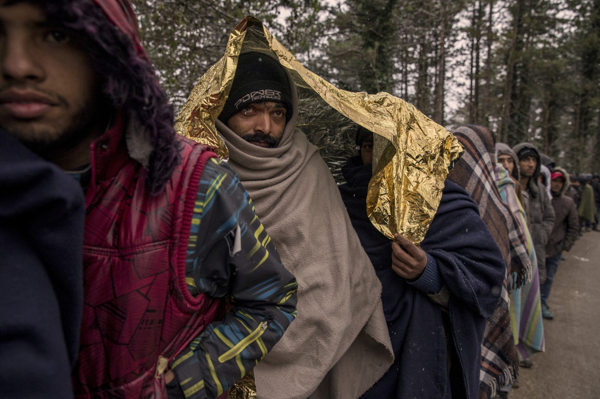 fot. Alessio Paduano, Afgańscy i pakistańscy migranci ustawili się w kolejce podczas dystrybucji żywności w pobliżu parku w Bihać w Bośni i Hercegowinie, 28 listopada, 2018 r.