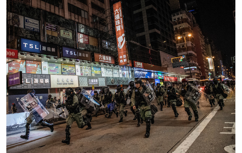 fot. Nicolas Afouri / Agence France-Presse, z cyklu Hong Kong Unrest,1. miejsce w kategorii General NewsPierwsze protesty opanowały Hongkong pod koniec marca, były odpowiedzią na propozycje zmian przepisów i chęć wprowadzenia przez rządzących możliwości ekstradycji do Chin kontynentalnych. W kolejnych tygodniach demonstracje przybierały na sile, do protestujących grup prodemokratycznych dołączyli studenci. 12 czerwca dziesiątki tysięcy demonstrantów zgromadziły się wokół Rady Legislacyjnej pracujących nad nowelizacją zapisów o ekstradycji. W kolejnych dniach dochodziło do eskalacji z obydwu stron barykady. 1 października, w dniu 70. rocznicy deklaracji Chińskiej Republiki padły pierwsze strzały. Po początkowym zaproponowaniu odroczenia zmian w przepisach, dyrektor generalny Hongkongu Carrie Lam ostatecznie ogłosiła, że ​​wycofa projekt. Stało się to 23 października, ale żądania protestujących poszerzyły się o wprowadzenie powszechnych praw wyborczych i zwolnienie aresztowanych, napięta sytuacja trwa nadal.