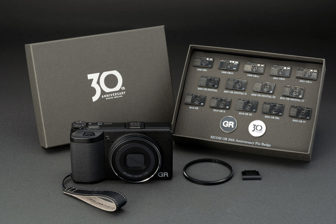 Ricoh GR IV w specjalnej edycji na 30-lecie serii, czyli przypinki i smyczka za 200 dolarów
