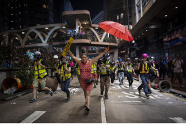 fot. Nicolas Afouri / Agence France-Presse, z cyklu "Hong Kong Unrest",1. miejsce w kategorii General News<br></br><br></br>Pierwsze protesty opanowały Hongkong pod koniec marca, były odpowiedzią na propozycje zmian przepisów i chęć wprowadzenia przez rządzących możliwości ekstradycji do Chin kontynentalnych. W kolejnych tygodniach demonstracje przybierały na sile, do protestujących grup prodemokratycznych dołączyli studenci. 12 czerwca dziesiątki tysięcy demonstrantów zgromadziły się wokół Rady Legislacyjnej pracujących nad nowelizacją zapisów o ekstradycji. W kolejnych dniach dochodziło do eskalacji z obydwu stron barykady. 1 października, w dniu 70. rocznicy deklaracji Chińskiej Republiki padły pierwsze strzały. Po początkowym zaproponowaniu odroczenia zmian w przepisach, dyrektor generalny Hongkongu Carrie Lam ostatecznie ogłosiła, że ​​wycofa projekt. Stało się to 23 października, ale żądania protestujących poszerzyły się o wprowadzenie powszechnych praw wyborczych i zwolnienie aresztowanych, napięta sytuacja trwa nadal.