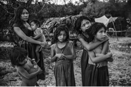 fot. Lalo de Almeida, "Amazonian Dystopia", nagroda WPP w okręgu południowoamerykańskim<br></br><br></br>Las deszczowy Amazonii jest zagrożony przez wylesianie, górnictwo, rozwój infrastruktury i eksploatację zasobów naturalnych - procesy, które nabierają tempa w ramach regresywnej polityki prezydenta Jaira Bolsonaro. Od 2019 roku dewastacja brazylijskiej Amazonii przebiega w najszybszym tempie od dekady. Obszar o niezwykłej różnorodności biologicznej jest domem dla ponad 350 różnych rdzennych grup etnicznych. Eksploatacja Amazonii ma szereg skutków społecznych, szczególnie dla tubylców, którzy zmuszeni są radzić sobie z degradacją swojego środowiska i zmianą stylu życia.