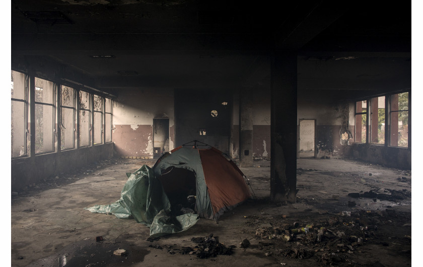 fot. Alessio Paduano, Namiot w opuszczonej fabryce w Bihacu w Bośni i Hercegowinie, 22 stycznia, 2021 r.