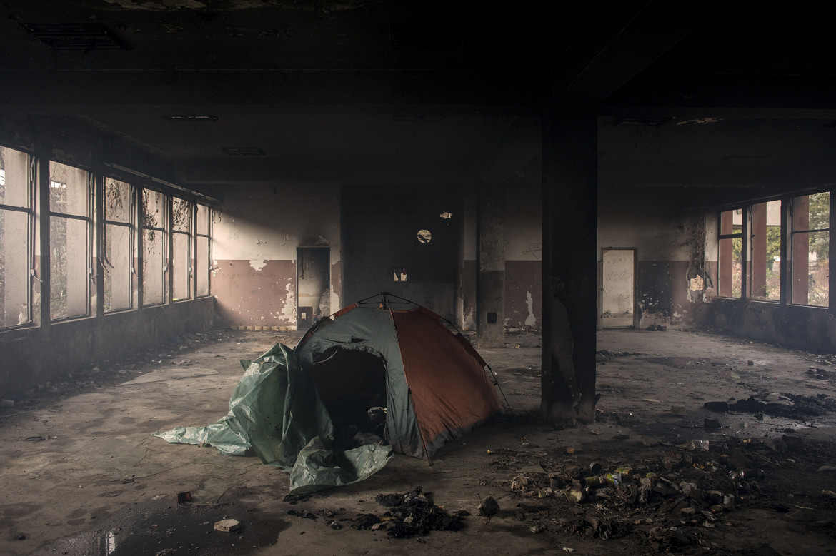 fot. Alessio Paduano, Namiot w opuszczonej fabryce w Bihacu w Bośni i Hercegowinie, 22 stycznia, 2021 r.