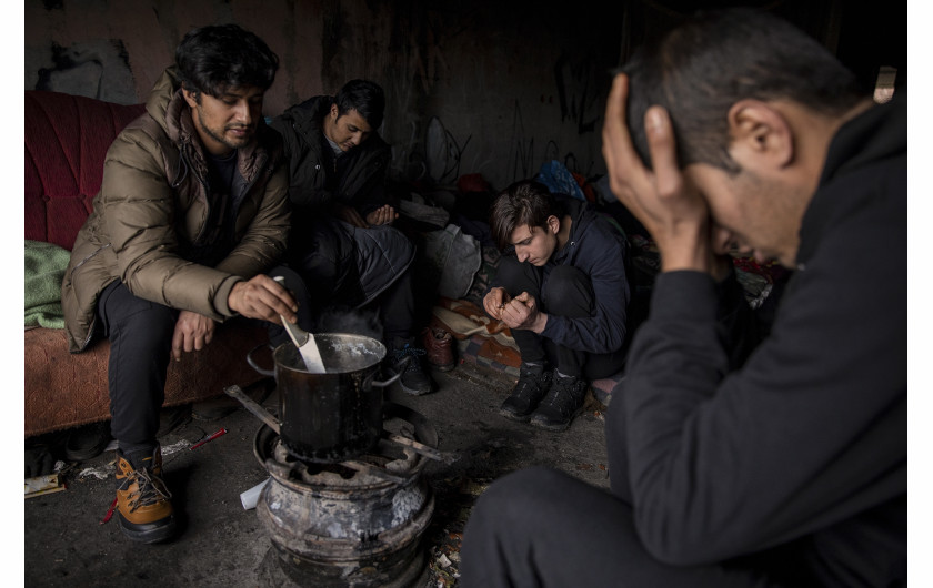 fot. Alessio Paduano, Migranci gotują w opuszczonym budynku w Bihacu w Bośni i Hercegowinie, 21 stycznia, 2021 r.