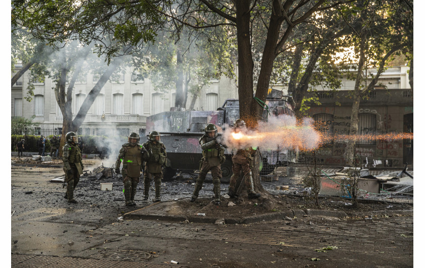 fot. Fabbio Bucciarelli / L'Espresso, Chile: A Rebellion Against Neoliberalism, 2. miejsce w kategorii General NewsW Chile na niespodziewaną dotąd skalę wzrosło niezadowolenie spowodowane nierównościom gospodarczym. Według raportu ONZ stało się ono najbardziej niestabilnym krajem w grupie narodów OECD. Zaledwie 1% populacji kontroluje 33% bogactwa całego regionu. Pokojowy wiec zorganizowany w stolicy Santiago przekształcił się w ogólnonarodowe powstanie. Naród domaga się reform gospodarczych i zmiany konstytucji, opracowanej jeszcze za panowania Augusto Pinocheta w latach 80. XX wieku.  25 października 2019r. na ulicach demonstrował ponad milion ludzi. Władza próbowała bezskutecznie zdusić zamieszki siłą. Pod nieugiętym naporem obywateli  15 listopada prezydent Piñera ogłosił referendum w sprawie nowej konstytucji.