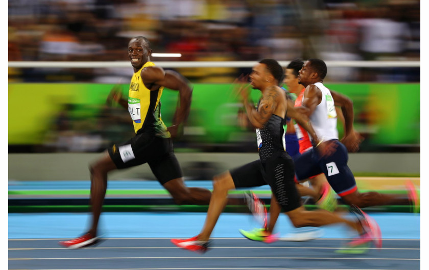 fot. Kai Oliver Pfaffenbach, Rio's Golden Smile, 3. miejsce w kategorii Sports / Singles.

Usain Bolt z uśmiechem spogląda na ścigających go konkurentów podczas półfinałowego biegu na 100 metrów na Olimpiadzie w Rio de Janeiro.