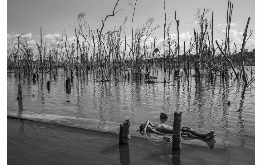 fot. Lalo de Almeida, Amazonian Dystopia, nagroda WPP w okręgu południowoamerykańskimLas deszczowy Amazonii jest zagrożony przez wylesianie, górnictwo, rozwój infrastruktury i eksploatację zasobów naturalnych - procesy, które nabierają tempa w ramach regresywnej polityki prezydenta Jaira Bolsonaro. Od 2019 roku dewastacja brazylijskiej Amazonii przebiega w najszybszym tempie od dekady. Obszar o niezwykłej różnorodności biologicznej jest domem dla ponad 350 różnych rdzennych grup etnicznych. Eksploatacja Amazonii ma szereg skutków społecznych, szczególnie dla tubylców, którzy zmuszeni są radzić sobie z degradacją swojego środowiska i zmianą stylu życia.