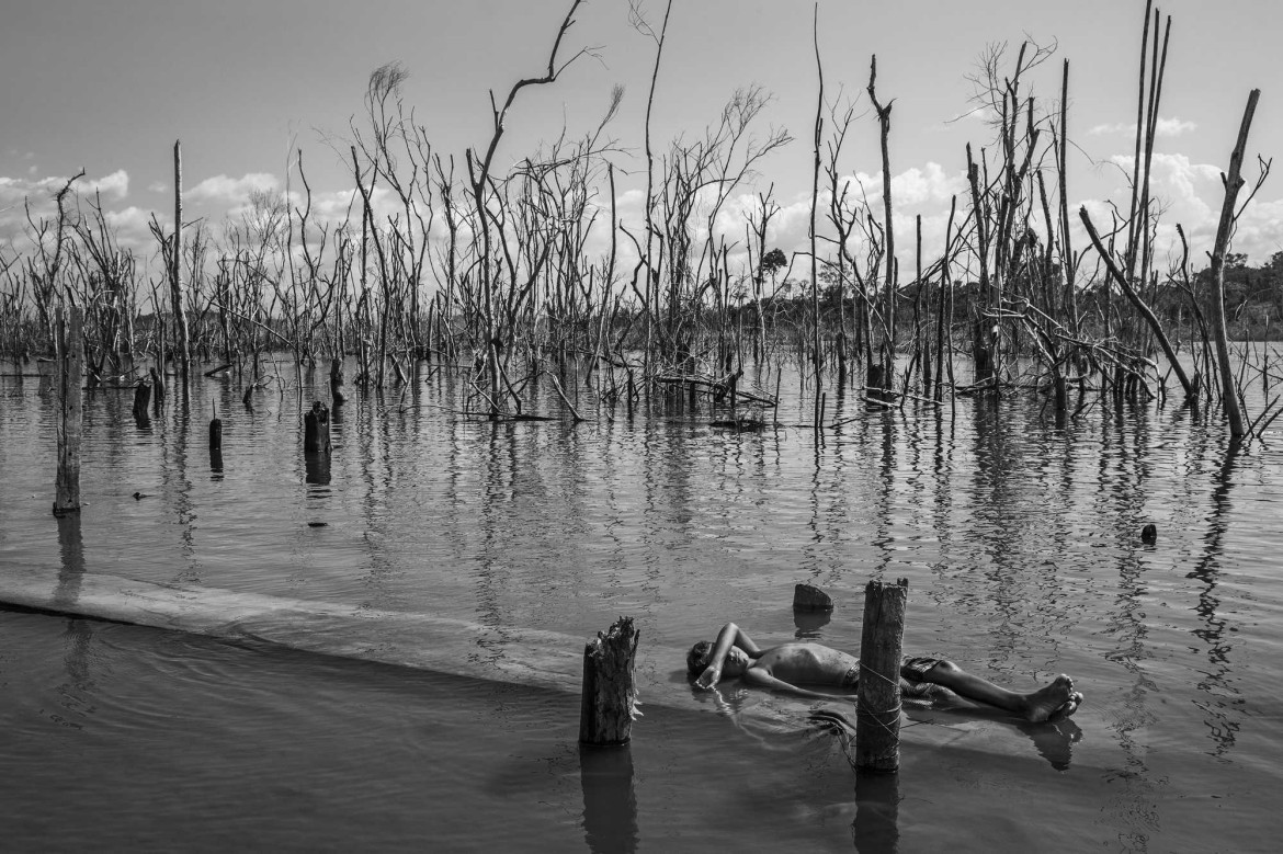 fot. Lalo de Almeida, "Amazonian Dystopia", nagroda WPP w okręgu południowoamerykańskim<br></br><br></br>Las deszczowy Amazonii jest zagrożony przez wylesianie, górnictwo, rozwój infrastruktury i eksploatację zasobów naturalnych - procesy, które nabierają tempa w ramach regresywnej polityki prezydenta Jaira Bolsonaro. Od 2019 roku dewastacja brazylijskiej Amazonii przebiega w najszybszym tempie od dekady. Obszar o niezwykłej różnorodności biologicznej jest domem dla ponad 350 różnych rdzennych grup etnicznych. Eksploatacja Amazonii ma szereg skutków społecznych, szczególnie dla tubylców, którzy zmuszeni są radzić sobie z degradacją swojego środowiska i zmianą stylu życia.