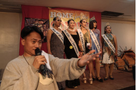 fot. Hanna Reyes Morales, New York Times, nominacja z regionu Azji Południowo-wschodniej i Oceanii / World Press Photo 2023<br></br><br></br>The Golden Gays to społeczność starszych osób LGBTQI+ z Filipin, które żyją razem od dziesięcioleci i wzajemnie się wspierają. W kraju, w którym spotykają się z dyskryminacją, uprzedzeniami i wyzwaniami potęgowanymi przez ich wiek i klasę społeczno-ekonomiczną, grupa zjednoczyła się i stworzyła wspólny dom, dzieląc się obowiązkami związanymi z opieką i wystawiając przedstawienia, aby związać koniec z końcem. Kiedy główny założyciel zmarł w 2012 roku, społeczność została eksmitowana, a niektórzy doświadczyli bezdomności aż do 2018 roku, kiedy zaczęli wynajmować dom w Manili. Jury pochwaliło tę historię za sportretowanie ciepła, radości i godności społeczności.