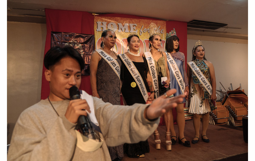 fot. Hanna Reyes Morales, New York Times, nominacja z regionu Azji Południowo-wschodniej i Oceanii / World Press Photo 2023The Golden Gays to społeczność starszych osób LGBTQI+ z Filipin, które żyją razem od dziesięcioleci i wzajemnie się wspierają. W kraju, w którym spotykają się z dyskryminacją, uprzedzeniami i wyzwaniami potęgowanymi przez ich wiek i klasę społeczno-ekonomiczną, grupa zjednoczyła się i stworzyła wspólny dom, dzieląc się obowiązkami związanymi z opieką i wystawiając przedstawienia, aby związać koniec z końcem. Kiedy główny założyciel zmarł w 2012 roku, społeczność została eksmitowana, a niektórzy doświadczyli bezdomności aż do 2018 roku, kiedy zaczęli wynajmować dom w Manili. Jury pochwaliło tę historię za sportretowanie ciepła, radości i godności społeczności.