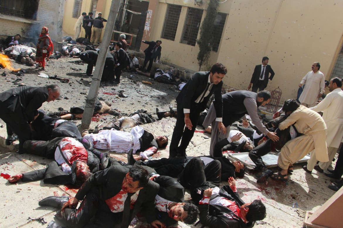 fot. Jamal Taraqui, "Pakistan Bomb Blast", 1. miejsce w kategorii Spot News / Singles.
Prawnicy pomagają ofiarom wybuchu bomby w pakistańskim mieście Quetta, która wybuchła przed szpitalem gdzie opłakiwano śmierć adwokata Bilala Anwara Kasiego, zamordowanego raptem kilka godzin wcześniej.