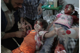 fot. Abd Doumany, "Medics Assist a Wounded Girl", 2. miejsce w kategorii Spot News / Singles.

Syryjska dziewczynka płacze w sąsiedztwie chłopca rannego w atakach lotniczych na miasto Douma, 12 sierpnia 2016 roku.