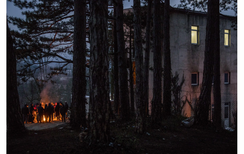 fot. Alessio Paduano, Grupa migrantów z Afganistanu i Pakistanu zbiera się wokół ogniska, aby się ogrzać w Bihać, Bośnia i Hercegowina, 29 listopada, 2018 r.