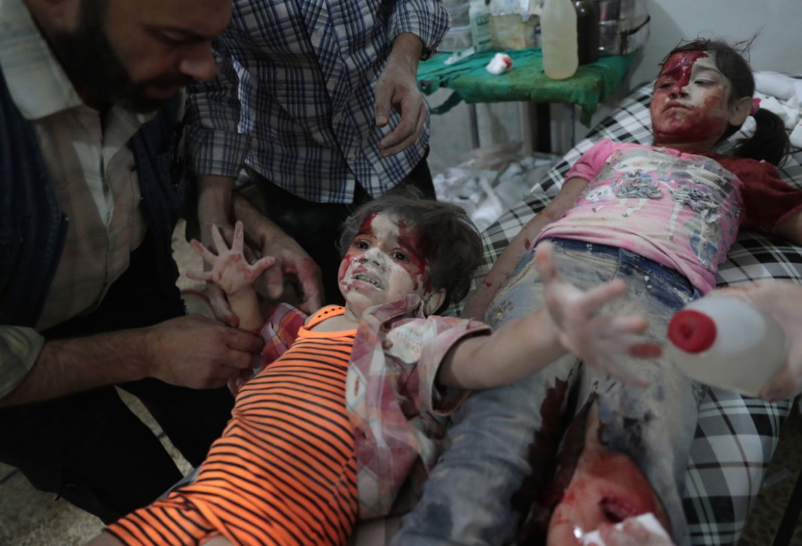 fot. Abd Doumany, "Medics Assist a Wounded Girl", 2. miejsce w kategorii Spot News / Singles.

Syryjska dziewczynka płacze w sąsiedztwie chłopca rannego w atakach lotniczych na miasto Douma, 12 sierpnia 2016 roku.