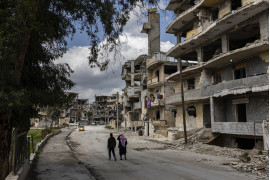 fot. Ivor Prickett / New York Times, z cyklu "ISIS and its Aftermath in Syria", 3. miejsce w kategorii General News<br></br><br></br>Terytorium należące do grupy Państw Islamskich (IS) w Syrii zmniejszyło się do skrawka o powierzchni czterech kilometrów kwadratowych w okolicy wioski Baghuz. Odwrót odbył się pod naporem połączonych bojówek Syryjskich Sił Demokratycznych (SDF), Kurdyjskich Jednostek Obronnych (YPG) i wspieranych przez międzynarodową koalicję wojsk amerykańskich. Gdy IS się wycofało, z enklawy wyłoniły się dziesiątki tysięcy ludzi, w tym wiele żon i dzieci zagranicznych bojowników IS. Wielu bojowników poddało się lub zostało schwytanych. Kurdom pozostała do rozwiązania zagadka, co zrobić z tyloma więźniami, z których wielu to dzieci. Na początku października prezydent USA Donald Trump rozkazał żołnierzom amerykańskim opuścić północną Syrię. 9 października Turcja - która od dawna postrzega siły kurdyjskie jako zagrożenie dla bezpieczeństwa - zaatakowała północną Syrię, dążąc do zakończenia kurdyjskiej kontroli nad terytorium. Gdy siły kurdyjskie ponownie skupiły uwagę na nowym przeciwniku, los wielu tysięcy więźniów stał się jeszcze bardziej niepewny.