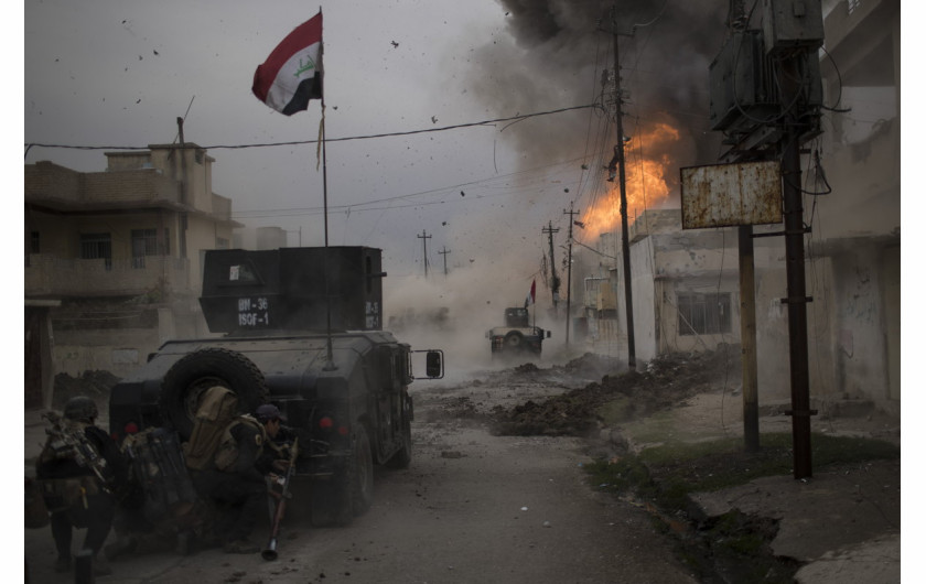 fot. Felipe Dana, Battle for Mosul, 3. miejsce w kategorii Spot News / Singles.

Samochód-pułapka eksploduje obok transportera opancerzonego irackich sił specjalnych w Mosulu, 16 listopada 2016 roku.