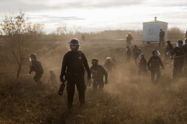 fot. Amber Bracker, "Standing Rock", 1. miejsce w kategorii Contemporary Issues / Stories.

Przez prawie 10 miesięcy Siuksowie z plemienia Standing Rock zamieszkiwali w namiotach w proteście przeciwko budowie rurociągu Dakota Access Pipeline, który przebiegać miał przez ich terytorium, zagrażając ujęciom wody pitnej. Policja rozpędziła protestujących przy użyciu pojazdów wojskowych, gazu pieprzowego, armatek wodnych i gumowych kul. Mundurowi zostali też oskarżeni o znęcanie się nad aresztowanymi.