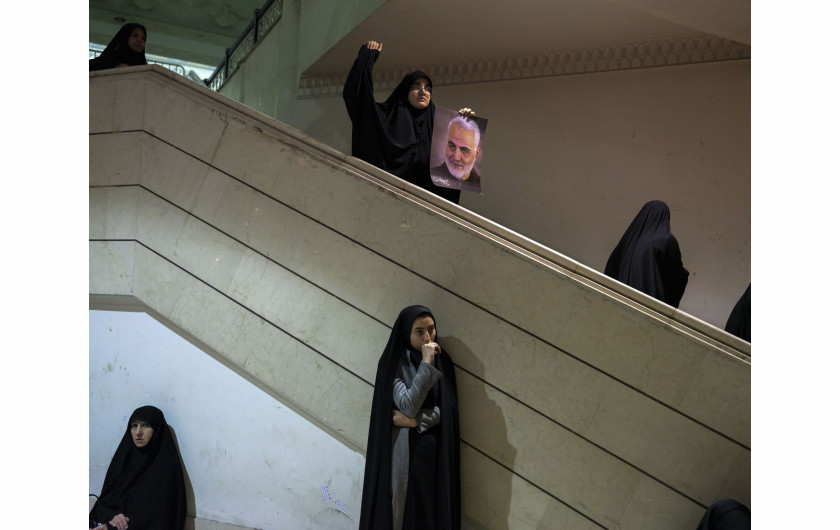 fot. Newsha Tavakolian, Iran, Ceremony to Mourn Qasem Soleiman in Tehran, nominacja w kategorii General news - zdjęcie pojedynczeKobiety opłakują śmierć generała dywizji Qasema Soleimaniego w meczecie w Teheranie, 5 stycznia 2020 r.Generał dywizji Qasem Soleimani (62 l.) zginął 3 stycznia na lotnisku w Bagdadzie wraz z innymi popieranymi przez Iran członkami milicji podczas nalotu zarządzonego przez prezydenta USA Donalda Trumpa. Stany Zjednoczone ścigały Soleimaniego od dziesięcioleci - jego operacje w sąsiednim Iraku skutkowały śmiercią setek Amerykanów. Pentagon stwierdził, że nalot miał na celu powstrzymanie przyszłych planów ataku Iranu.Soleimani spędził większość swojej kariery na szczycie irańskich sił Quds - zagranicznego skrzydła elitarnego paramilitarnego Korpusu Strażników Rewolucji Islamskiej. W ostatnich latach mówiono, że był mózgiem rozszerzonych wpływów Iranu w konfliktach zastępczych, rozciągających się od Iraku i Libanu, aż po Syrię, Jemen i Afganistan. Analitycy uznali go za drugiego najpotężniejszego człowieka w Iranie, zaraz po najwyższym przywódcy ajatollahu Alim Chameneim. W Iranie był powszechnie uważany w Iranie za bohatera.