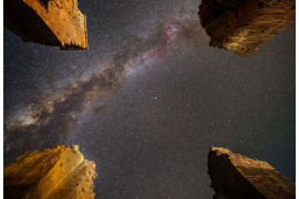 fot. Mashoud Ghadiri, "Milky Way shining over Atashkooh" / Insight Investment Astronomy Photographer of the Year 2018
