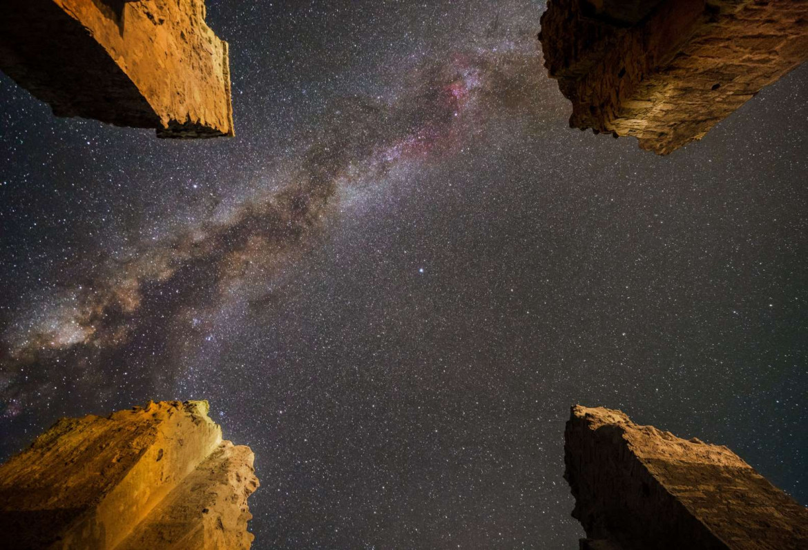 fot. Mashoud Ghadiri, "Milky Way shining over Atashkooh" / Insight Investment Astronomy Photographer of the Year 2018