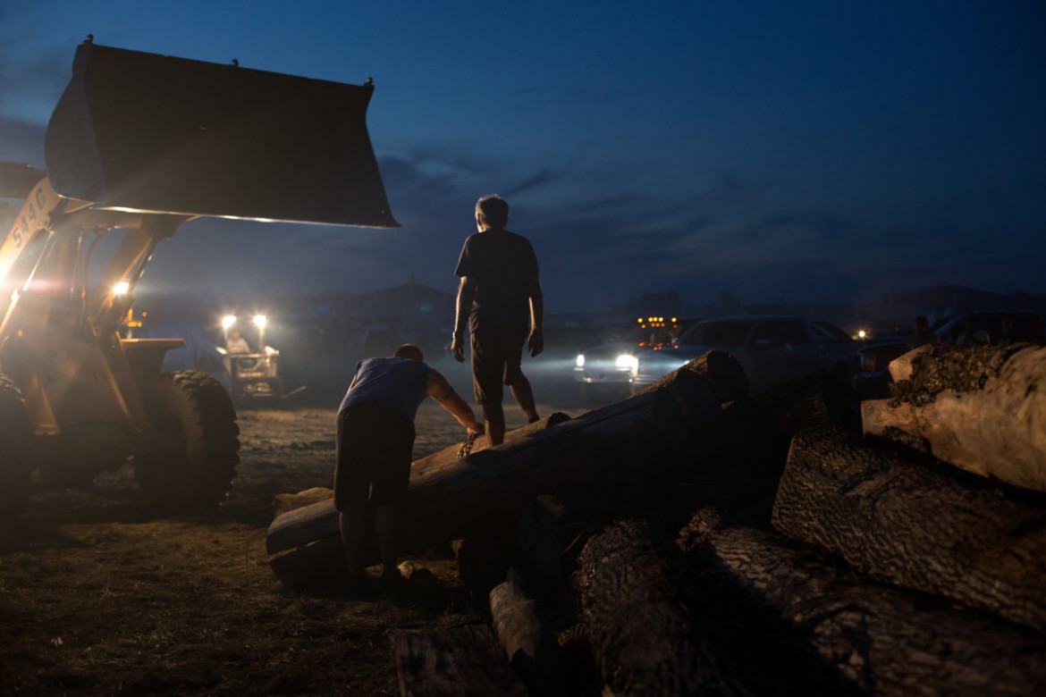 fot. Amber Bracker, "Standing Rock", 1. miejsce w kategorii Contemporary Issues / Stories.
Przez prawie 10 miesięcy Siuksowie z plemienia Standing Rock zamieszkiwali w namiotach w proteście przeciwko budowie rurociągu Dakota Access Pipeline, który przebiegać miał przez ich terytorium, zagrażając ujęciom wody pitnej. Policja rozpędziła protestujących przy użyciu pojazdów wojskowych, gazu pieprzowego, armatek wodnych i gumowych kul. Mundurowi zostali też oskarżeni o znęcanie się nad aresztowanymi.
