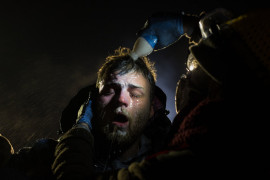 fot. Amber Bracker, "Standing Rock", 1. miejsce w kategorii Contemporary Issues / Stories.

Przez prawie 10 miesięcy Siuksowie z plemienia Standing Rock zamieszkiwali w namiotach w proteście przeciwko budowie rurociągu Dakota Access Pipeline, który przebiegać miał przez ich terytorium, zagrażając ujęciom wody pitnej. Policja rozpędziła protestujących przy użyciu pojazdów wojskowych, gazu pieprzowego, armatek wodnych i gumowych kul. Mundurowi zostali też oskarżeni o znęcanie się nad aresztowanymi.