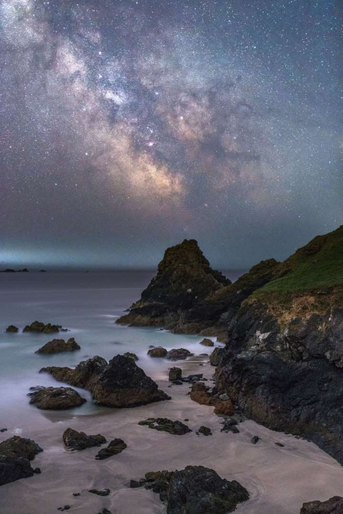 fot. Ainsley Bennet, "Kynance Cove" / Insight Investment Astronomy Photographer of the Year 2018