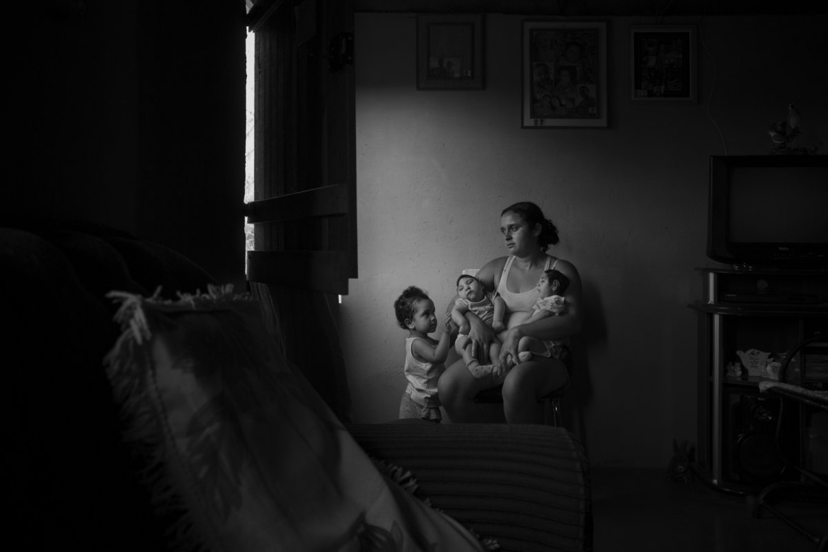 fot. Lalo de Almeida, "Victims of The Zika Virus", 2. miejsce w kategorii Contemporary Issues / Stories.
W sierpniu 2015 roku w Brazylii zaczęły rodzić się dzieci z małogłowiem i innymi deformacjami. W kwietniu 2016 roku rozpoznano przyczynę w postaci wirusa Zika. Północno-wschodni region Brazylii, gdzie miejsce miała największa liczba urzodzin dzieci z małogłowiem, jest jednym z najbiedniejszych regionów kraju, z bardzo słabo rozwiniętą opieką medyczną. Wiele rodzin musi przemierzać z dziećmi setki kilometrów, by otrzymać pomoc.