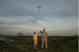 fot. Tatiana Nikitina, Rosja, "In Flight", 3 miejsce w kategorii Portret - zdjęcie pojedyncze / World Press Photo 2021<br></br><br></br>Ojciec uczy swoją autystyczną córkę Ksenię (10 l.), jak uruchomić zabawkowy samolot w Moskwie, w Rosji, 23 sierpnia 2020 r.<br></br><br></br>Zaburzenia ze spektrum autyzmu (ASD) to zaburzenie rozwojowe, które wpływają na komunikację i zachowanie. Nazywa się to zaburzeniem „spektrum”, ponieważ istnieje duże zróżnicowanie w rodzaju i nasileniu objawów, których doświadczają ludzie. Osoby ze spektrum autyzmu mogą mieć trudności z komunikacją i interakcją z innymi ludźmi, wykazywać ograniczone zainteresowania i powtarzające się zachowania oraz mogą reagować impulsywnie na bodźce środowiskowe, co oznacza, że ​​może im być trudniej dobrze funkcjonować w pracy, szkole lub w szkole.<br></br><br></br>Pojęcie autyzmu jest w Rosji całkiem nowe, często występuje negatywny stosunek do osób z takimi zaburzeniami zachowania. Niewielu lekarzy i nie-lekarzy jest zaznajomionych z autyzmem i często jest on błędnie diagnozowany. Rodzice dzieci z ASD mogą mieć trudności ze znalezieniem programów wsparcia.