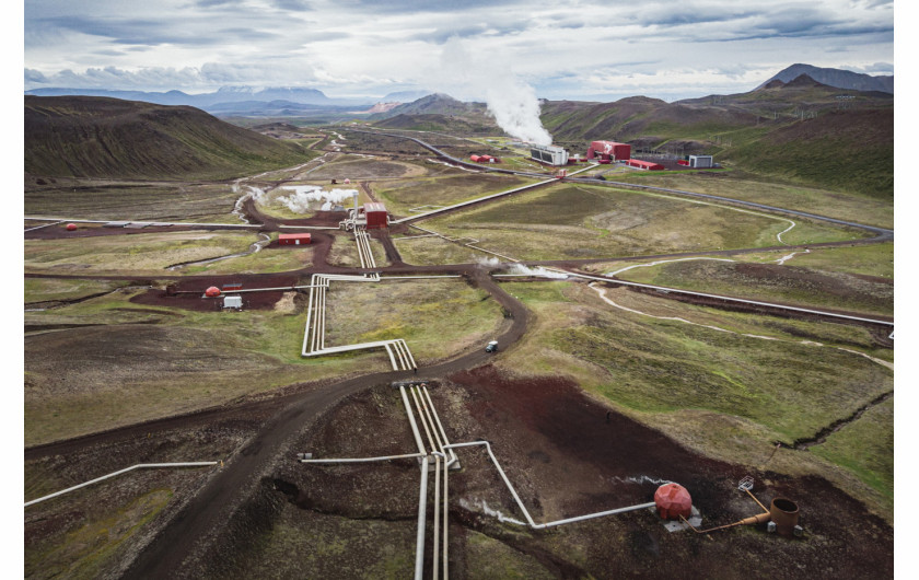 fot. Simone Tramonte, nominacja z regionu Europy / World Press Photo 2023Energie odnawialne, nowe technologie produkcji żywności oraz gospodarka cyrkularna mogą być postrzegane jako kluczowe kierunki wśród europejskich przedsiębiorstw dążących do zielonej transformacji. Zmiany klimatu spowodowane przez człowieka są według OCHR największym, najbardziej wszechobecnym zagrożeniem dla środowiska naturalnego i społeczeństwa, jakiego kiedykolwiek doświadczył świat. Skłoniło to Unię Europejską do ustanowienia celów w zakresie zmniejszenia emisji gazów cieplarnianych o co najmniej 55 procent do 2030 roku i zredukowania ich do poziomu zerowego netto do 2050 roku. Fotograf dokumentuje innowacyjne technologie, które oferują możliwe drogi do osiągnięcia tych celów.