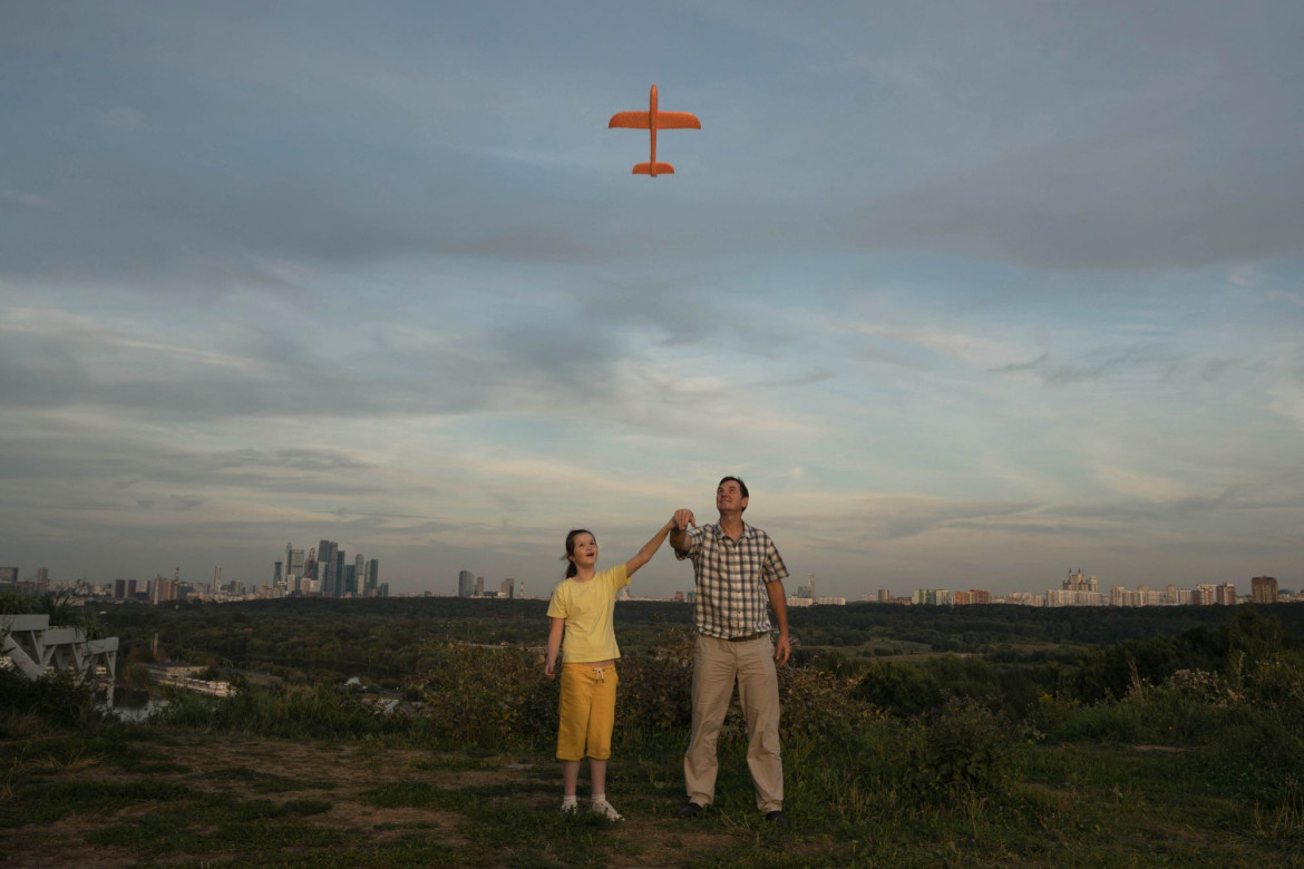 fot. Tatiana Nikitina, Rosja, "In Flight", nominacja w kategorii Portret - zdjęcie pojedyncze / World Press Photo 2021<br></br><br></br>Ojciec uczy swoją autystyczną córkę Ksenię (10 l.), jak uruchomić zabawkowy samolot w Moskwie, w Rosji, 23 sierpnia 2020 r.<br></br><br></br>Zaburzenia ze spektrum autyzmu (ASD) to zaburzenie rozwojowe, które wpływają na komunikację i zachowanie. Nazywa się to zaburzeniem „spektrum”, ponieważ istnieje duże zróżnicowanie w rodzaju i nasileniu objawów, których doświadczają ludzie. Osoby ze spektrum autyzmu mogą mieć trudności z komunikacją i interakcją z innymi ludźmi, wykazywać ograniczone zainteresowania i powtarzające się zachowania oraz mogą reagować impulsywnie na bodźce środowiskowe, co oznacza, że może im być trudniej dobrze funkcjonować w pracy, szkole lub w szkole.<br></br><br></br>Pojęcie autyzmu jest w Rosji całkiem nowe, często występuje negatywny stosunek do osób z takimi zaburzeniami zachowania. Niewielu lekarzy i nie-lekarzy jest zaznajomionych z autyzmem i często jest on błędnie diagnozowany. Rodzice dzieci z ASD mogą mieć trudności ze znalezieniem programów wsparcia.