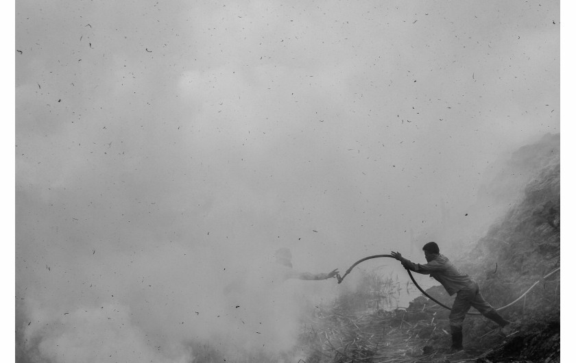 fot. Abriansyah Liberto, Haze, nagroda WPP w okręgu południowo-wschodniej Azji i OceaniiW ostatnich latach Indonezja była świadkiem dużych pożarów. Powstały przy ich okazji dym (mgła), ma negatywny wpływ na zdrowie ludzi - zawiera drobne cząstki, które mogą wnikać głęboko w płuca.Susze ułatwiają wzniecanie kontrolowanych pożarów w celu oczyszczenia gruntów pod rolnictwo, ale także sprzyjają przypadkowemu zaprószeniu ognia.  Indonezja jest największym na świecie producentem oleju palmowego, a oczyszczanie gruntów na skalę przemysłową ogromnie zwiększyło ryzyko pożarów. Od początku zbierania danych w 1990 r. kraj stracił około jednej czwartej powierzchni leśnej.
