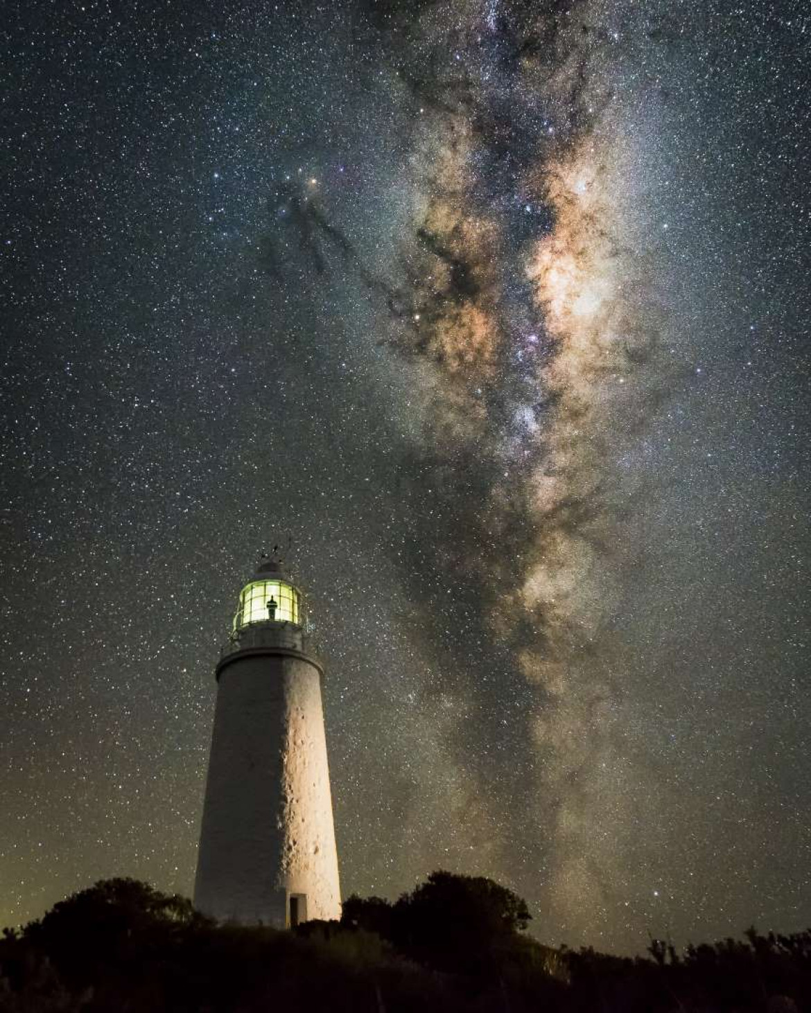 fot. James Stone, "Keeper of the Light" / Insight Investment Astronomy Photographer of the Year 2018
