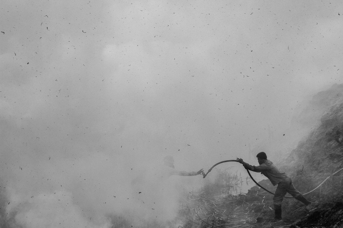 fot. Abriansyah Liberto, "Haze", nagroda WPP w okręgu południowo-wschodniej Azji i Oceanii<br></br><br></br>W ostatnich latach Indonezja była świadkiem dużych pożarów. Powstały przy ich okazji dym (mgła), ma negatywny wpływ na zdrowie ludzi - zawiera drobne cząstki, które mogą wnikać głęboko w płuca.<br></br><br></br>Susze ułatwiają wzniecanie kontrolowanych pożarów w celu oczyszczenia gruntów pod rolnictwo, ale także sprzyjają przypadkowemu zaprószeniu ognia.  Indonezja jest największym na świecie producentem oleju palmowego, a oczyszczanie gruntów na skalę przemysłową ogromnie zwiększyło ryzyko pożarów. Od początku zbierania danych w 1990 r. kraj stracił około jednej czwartej powierzchni leśnej.
