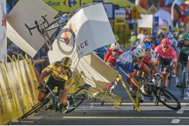 fot. Tomasz Markowski, Polska, "Tour of Poland Cycling Crash", 3 miejsce w kategorii Sport - zdjęcie pojedyncze / World Press Photo 2021<br></br><br></br>Holender Dylan Groenewegen (po lewej) rozbija się kilka metrów przed metą po zderzeniu z kolegą z zespołu Fabio Jakobsenem podczas pierwszego etapu Tour de Pologne w Katowicach, 5 sierpnia 2020 r.<br></br><br></br>Groenewegen zboczył ze swojej linii, skręcając w kierunku prawej bariery i zostawiając niewiele miejsca dla swojego kolegi z drużyny, wysyłając Jakobsena na barykadę. Obaj rywalizowali o pierwsze miejsce na etapie i jechali z prędkością około 80 kilometrów na godzinę. Jakobsen odniósł poważne obrażenia, przeszedł pięciogodzinną operację i spędził tydzień na oddziale intensywnej terapii. Groenewegen złamał obojczyk. Został zdyskwalifikowany z wyścigu i otrzymał dziewięć miesięcy zawieszenia od Union Cycliste Internationale (UCI). Jakobsenowi przyznano pierwsze miejsce na pierwszym etapie.