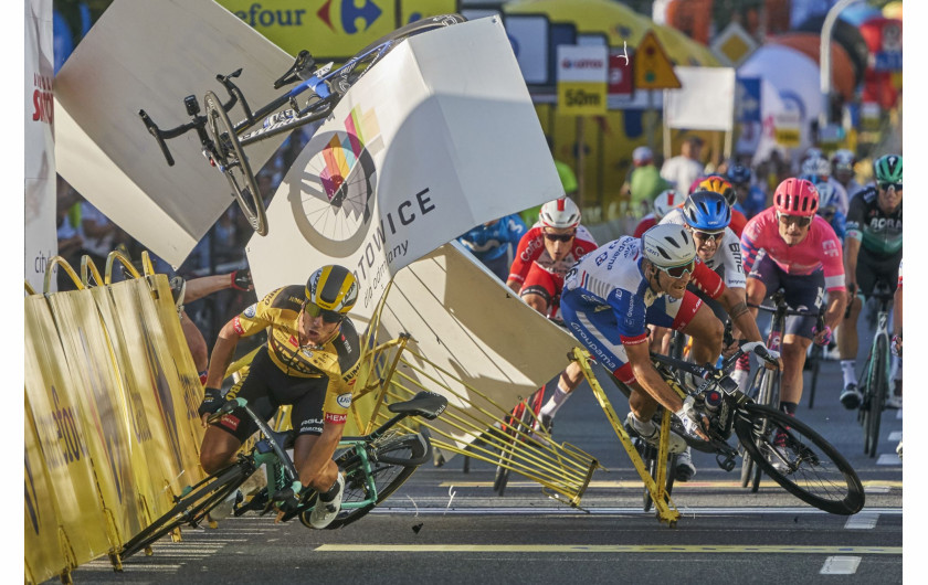 fot. Tomasz Markowski, Polska, Tour of Poland Cycling Crash, nominacja w kategorii Sport - zdjęcie pojedyncze / World Press Photo 2021Holender Dylan Groenewegen (po lewej) rozbija się kilka metrów przed metą po zderzeniu z kolegą z zespołu Fabio Jakobsenem podczas pierwszego etapu Tour de Pologne w Katowicach, 5 sierpnia 2020 r.Groenewegen zboczył ze swojej linii, skręcając w kierunku prawej bariery i zostawiając niewiele miejsca dla swojego kolegi z drużyny, wysyłając Jakobsena na barykadę. Obaj rywalizowali o pierwsze miejsce na etapie i jechali z prędkością około 80 kilometrów na godzinę. Jakobsen odniósł poważne obrażenia, przeszedł pięciogodzinną operację i spędził tydzień na oddziale intensywnej terapii. Groenewegen złamał obojczyk. Został zdyskwalifikowany z wyścigu i otrzymał dziewięć miesięcy zawieszenia od Union Cycliste Internationale (UCI). Jakobsenowi przyznano pierwsze miejsce na pierwszym etapie.