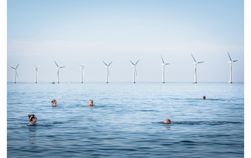 fot. Simone Tramonte, nominacja z regionu Europy / World Press Photo 2023Energie odnawialne, nowe technologie produkcji żywności oraz gospodarka cyrkularna mogą być postrzegane jako kluczowe kierunki wśród europejskich przedsiębiorstw dążących do zielonej transformacji. Zmiany klimatu spowodowane przez człowieka są według OCHR największym, najbardziej wszechobecnym zagrożeniem dla środowiska naturalnego i społeczeństwa, jakiego kiedykolwiek doświadczył świat. Skłoniło to Unię Europejską do ustanowienia celów w zakresie zmniejszenia emisji gazów cieplarnianych o co najmniej 55 procent do 2030 roku i zredukowania ich do poziomu zerowego netto do 2050 roku. Fotograf dokumentuje innowacyjne technologie, które oferują możliwe drogi do osiągnięcia tych celów.