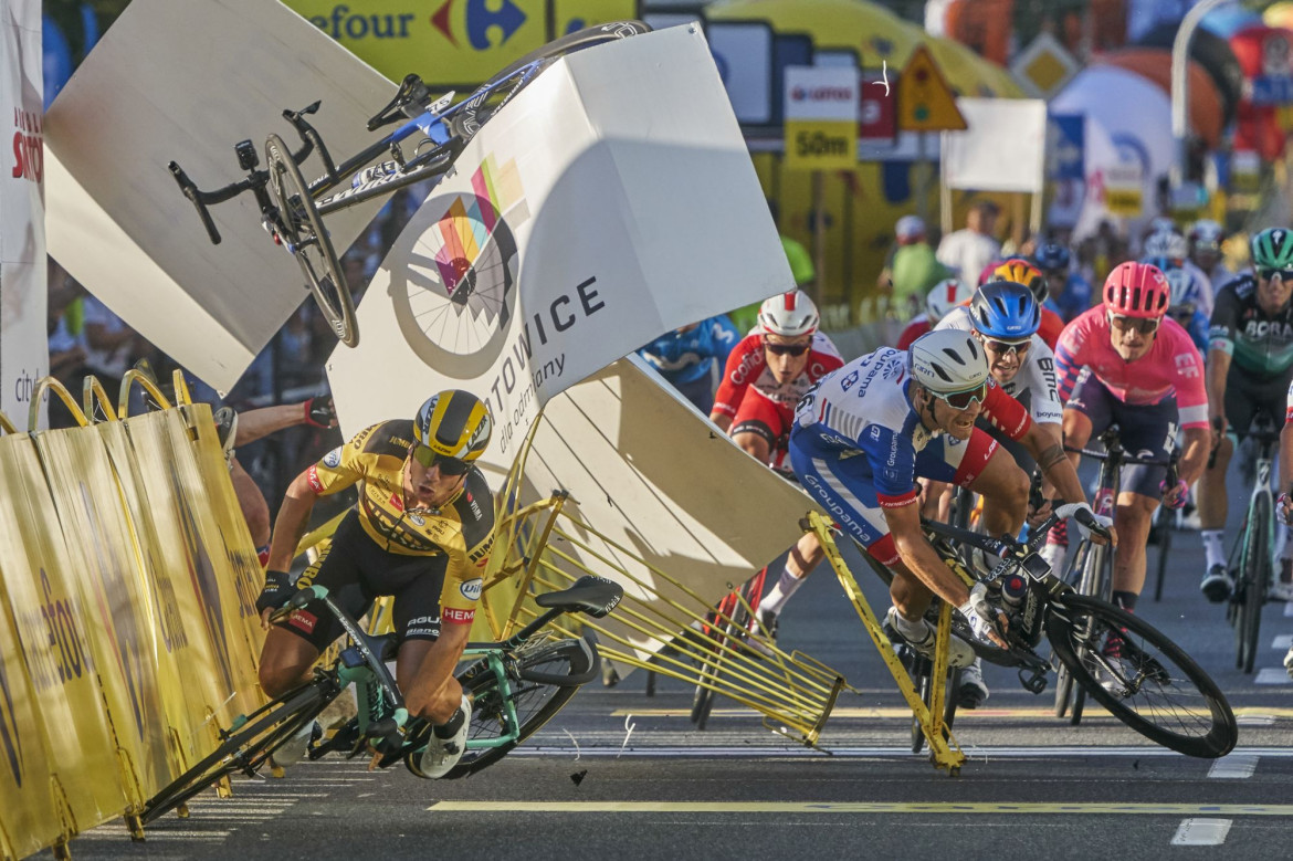 fot. Tomasz Markowski, Polska, "Tour of Poland Cycling Crash", 3 miejsce w kategorii Sport - zdjęcie pojedyncze / World Press Photo 2021<br></br><br></br>Holender Dylan Groenewegen (po lewej) rozbija się kilka metrów przed metą po zderzeniu z kolegą z zespołu Fabio Jakobsenem podczas pierwszego etapu Tour de Pologne w Katowicach, 5 sierpnia 2020 r.<br></br><br></br>Groenewegen zboczył ze swojej linii, skręcając w kierunku prawej bariery i zostawiając niewiele miejsca dla swojego kolegi z drużyny, wysyłając Jakobsena na barykadę. Obaj rywalizowali o pierwsze miejsce na etapie i jechali z prędkością około 80 kilometrów na godzinę. Jakobsen odniósł poważne obrażenia, przeszedł pięciogodzinną operację i spędził tydzień na oddziale intensywnej terapii. Groenewegen złamał obojczyk. Został zdyskwalifikowany z wyścigu i otrzymał dziewięć miesięcy zawieszenia od Union Cycliste Internationale (UCI). Jakobsenowi przyznano pierwsze miejsce na pierwszym etapie.