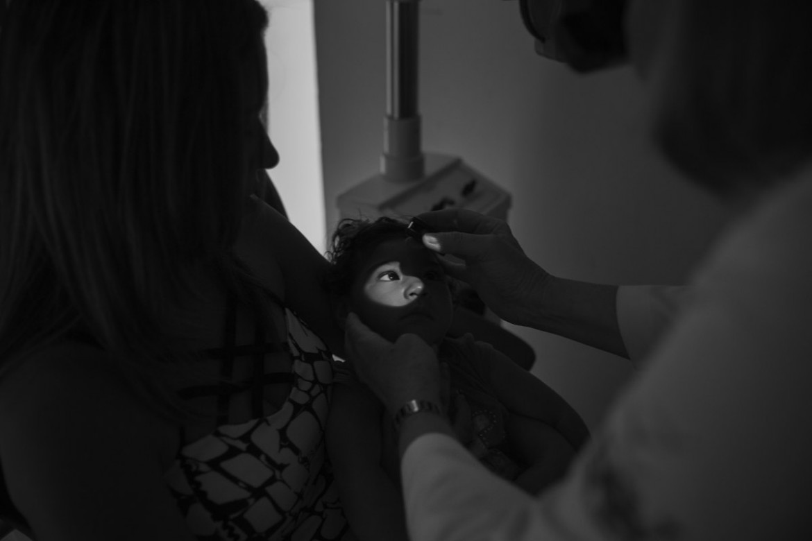 fot. Lalo de Almeida, "Victims of The Zika Virus", 2. miejsce w kategorii Contemporary Issues / Stories.
W sierpniu 2015 roku w Brazylii zaczęły rodzić się dzieci z małogłowiem i innymi deformacjami. W kwietniu 2016 roku rozpoznano przyczynę w postaci wirusa Zika. Północno-wschodni region Brazylii, gdzie miejsce miała największa liczba urzodzin dzieci z małogłowiem, jest jednym z najbiedniejszych regionów kraju, z bardzo słabo rozwiniętą opieką medyczną. Wiele rodzin musi przemierzać z dziećmi setki kilometrów, by otrzymać pomoc.