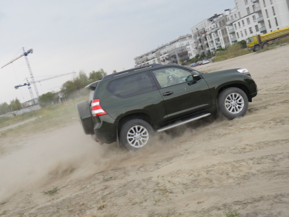 System ciągłego autofokusa nie miał najmniejszych problemów ze śledzeniem szybko poruszającego się samochodu. Warto dodać, że w czasie wykonywania serii wykonywaliśmy też szybki zbliżenie manualnym zoomem. Samochód na wszystkich zdjęciach jest ostry.