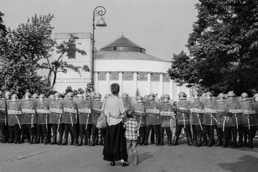 Jak rok 1989 zapisał się na zdjęciach fotoreportretów? Rusza wystawa “Przełom w Kadrze”