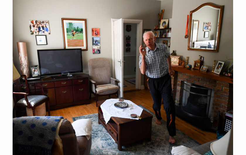 fot. Stephen McCarthy, Irlandia,Home Training, 2 miejsce w kategorii Sport - zdjęcie pojedyncze / World Press Photo 2021Sportowiec Masters Pat Naughton (87) trenuje w swoim domu w Nenagh w hrabstwie Tipperary w Irlandii, podczas gdy ograniczeniom wynikającym z epidemii COVID-19, 4 maja 2020 r.Naughton przeszedł na emeryturę w lekkoatletyce w wieku dwudziestu kilku lat, po tym jak zdobył swój trzeci irlandzki tytuł dziesięcioboju, ale wznowił karierę, gdy zbliżał się do czterdziestki. Lekkoatletyka Masters to klasa obejmująca sportowców w wieku powyżej 30 lat, podzielonych na kategorie wiekowe.Wydarzenia obejmują lekkoatletykę, biegi uliczne i biegi przełajowe. Startowały osoby w wieku 105 lat. Globalny organ zarządzający, World Masters Athletics, koordynuje oficjalne światowe rankingi sportowców. Od czasu uprawiania sportu na poziomie mistrzowskim, Naughton startował w biegach na 60 metrów oraz w skoku w dal, skoku wzwyż i pchnięciu kulą, zdobywając ponad 330 medali.